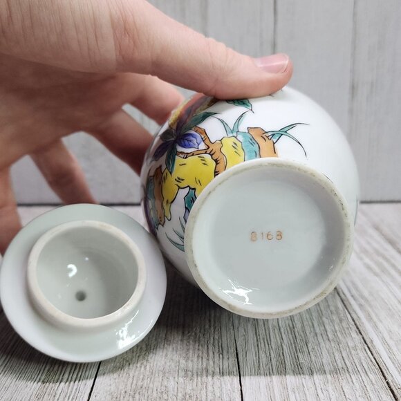 Vintage Japanese Porcelain Ginger Jar Floral Design with Lid 6'' Tall - Picture 5 of 7